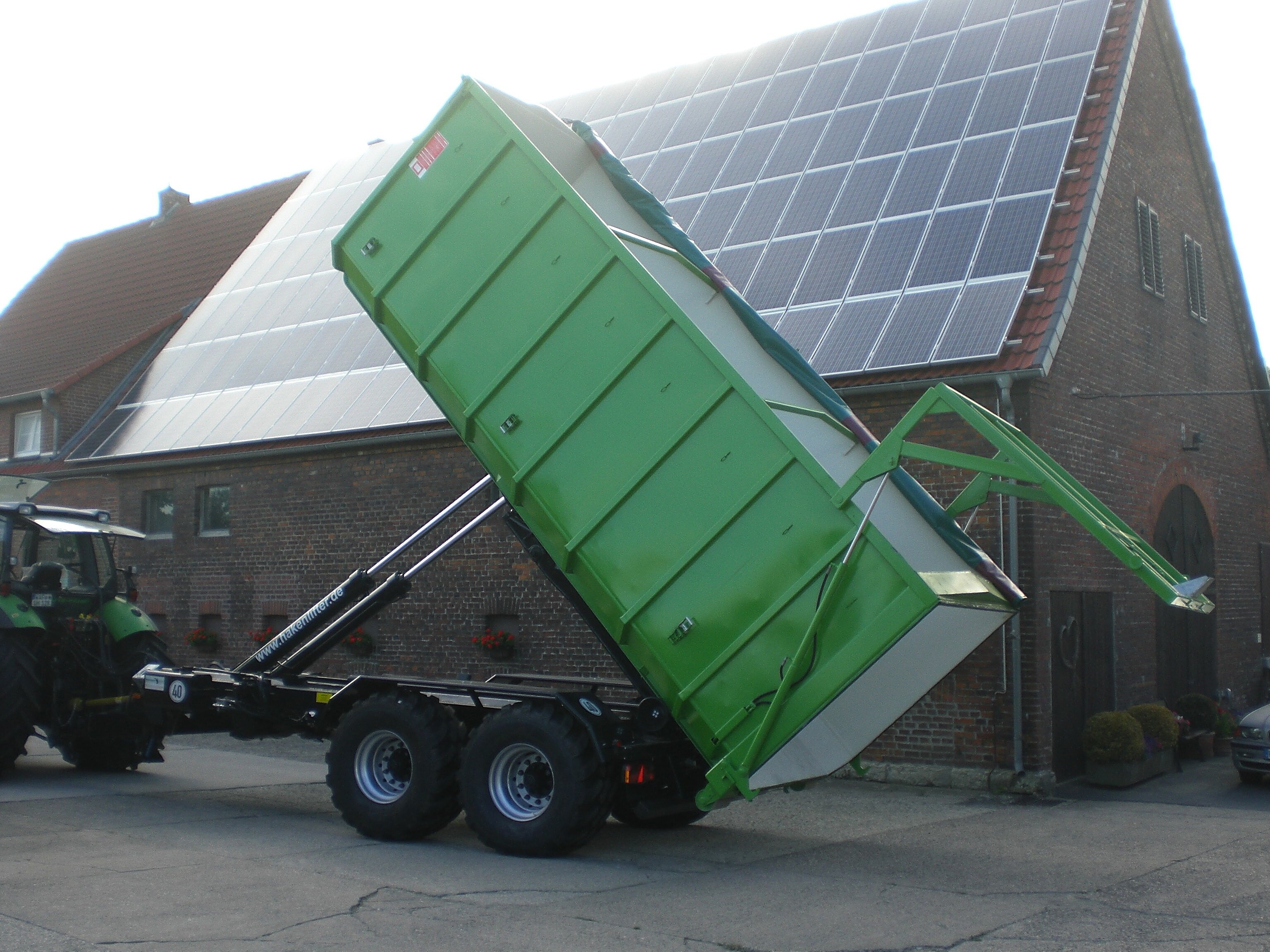 Container mit hydraulischer Heckklappe
