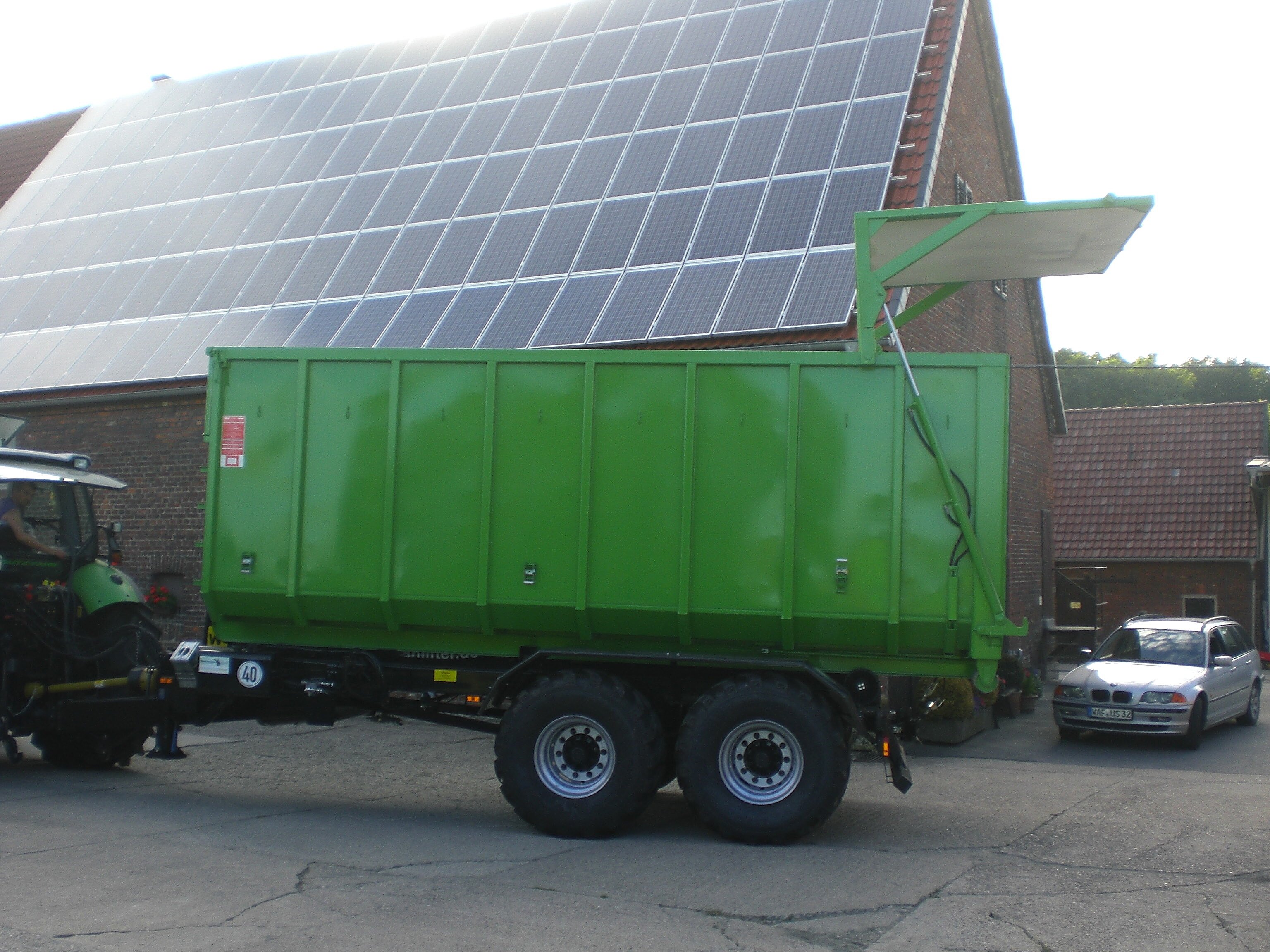 Container mit hydraulischer Heckklappe