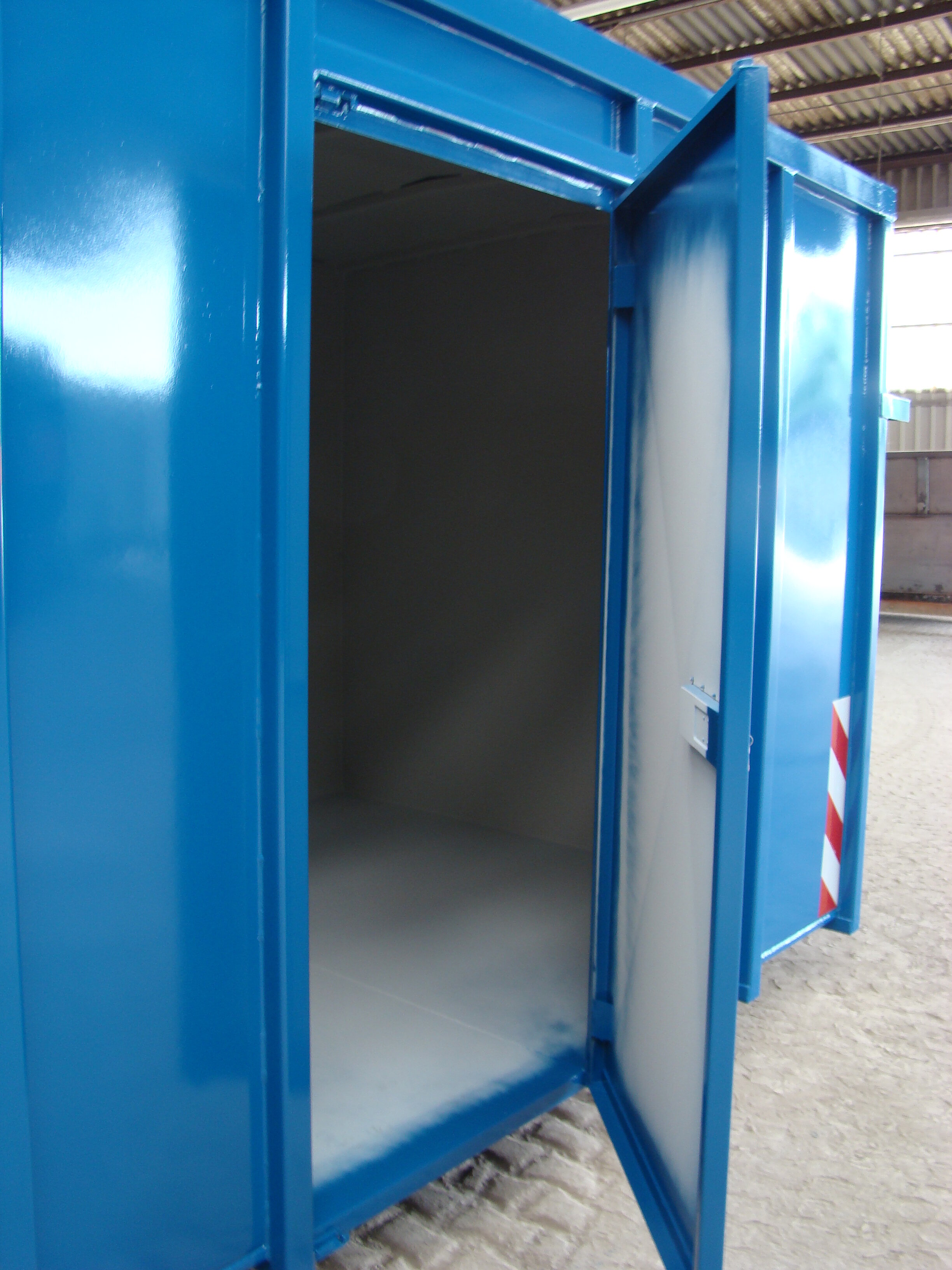 Container mit seitlicher Einflügeltür