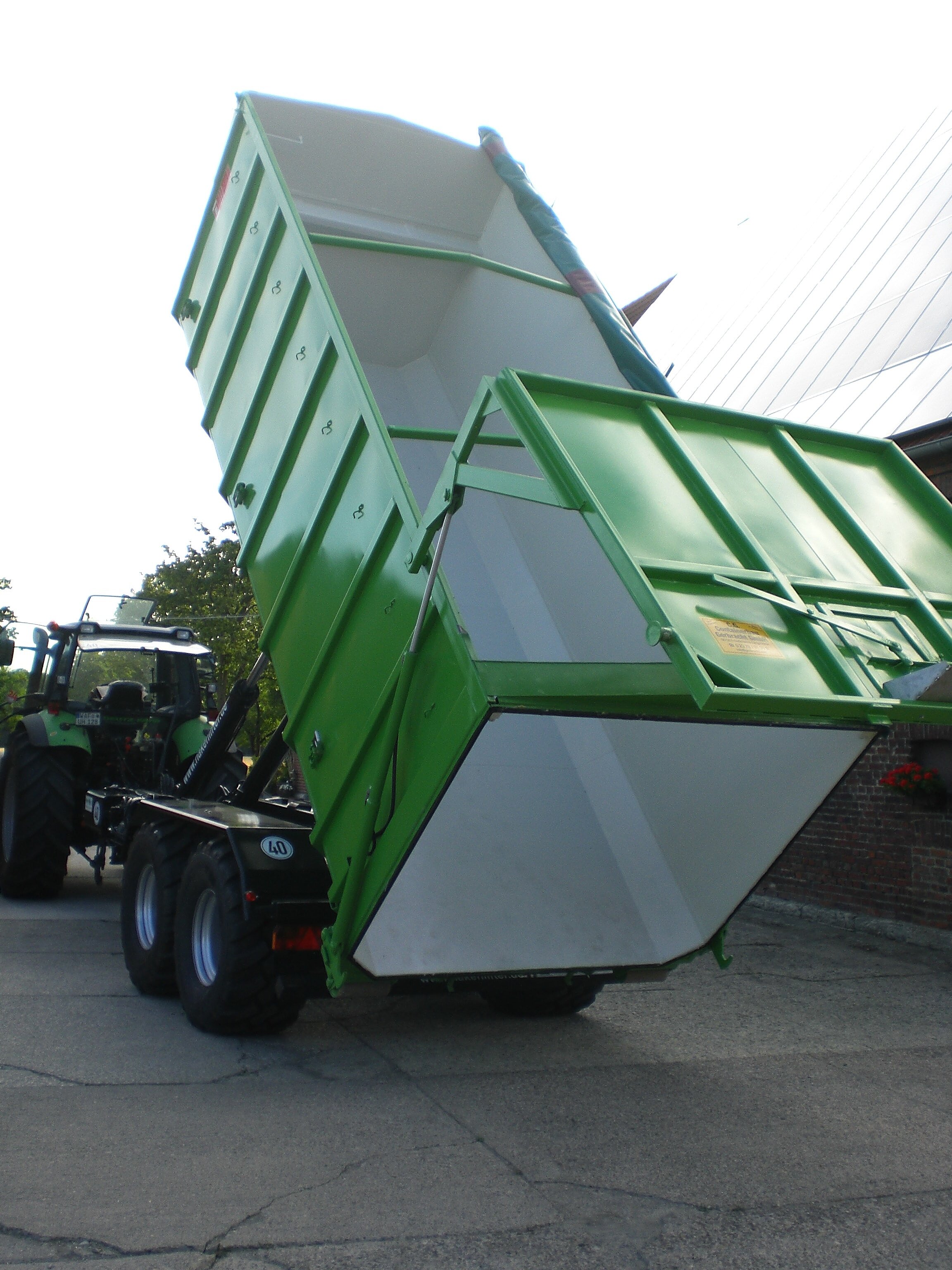 Hydraulische Heckklappe mit doppeltwirkenden Hydraulikzylindern