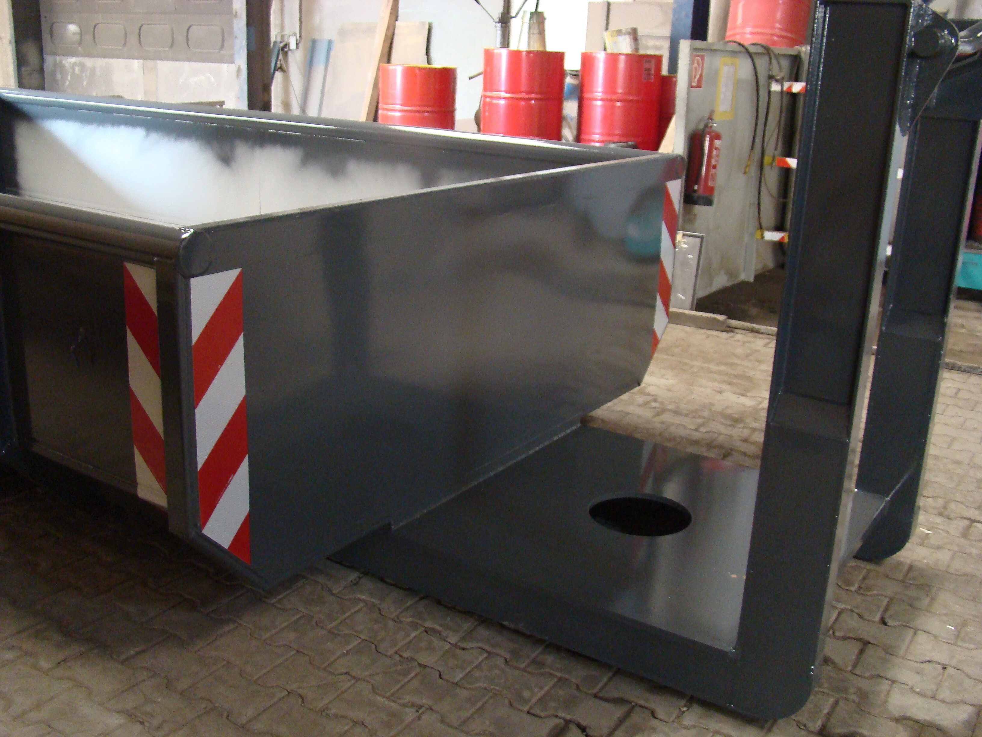 Container mit Kranvorbau