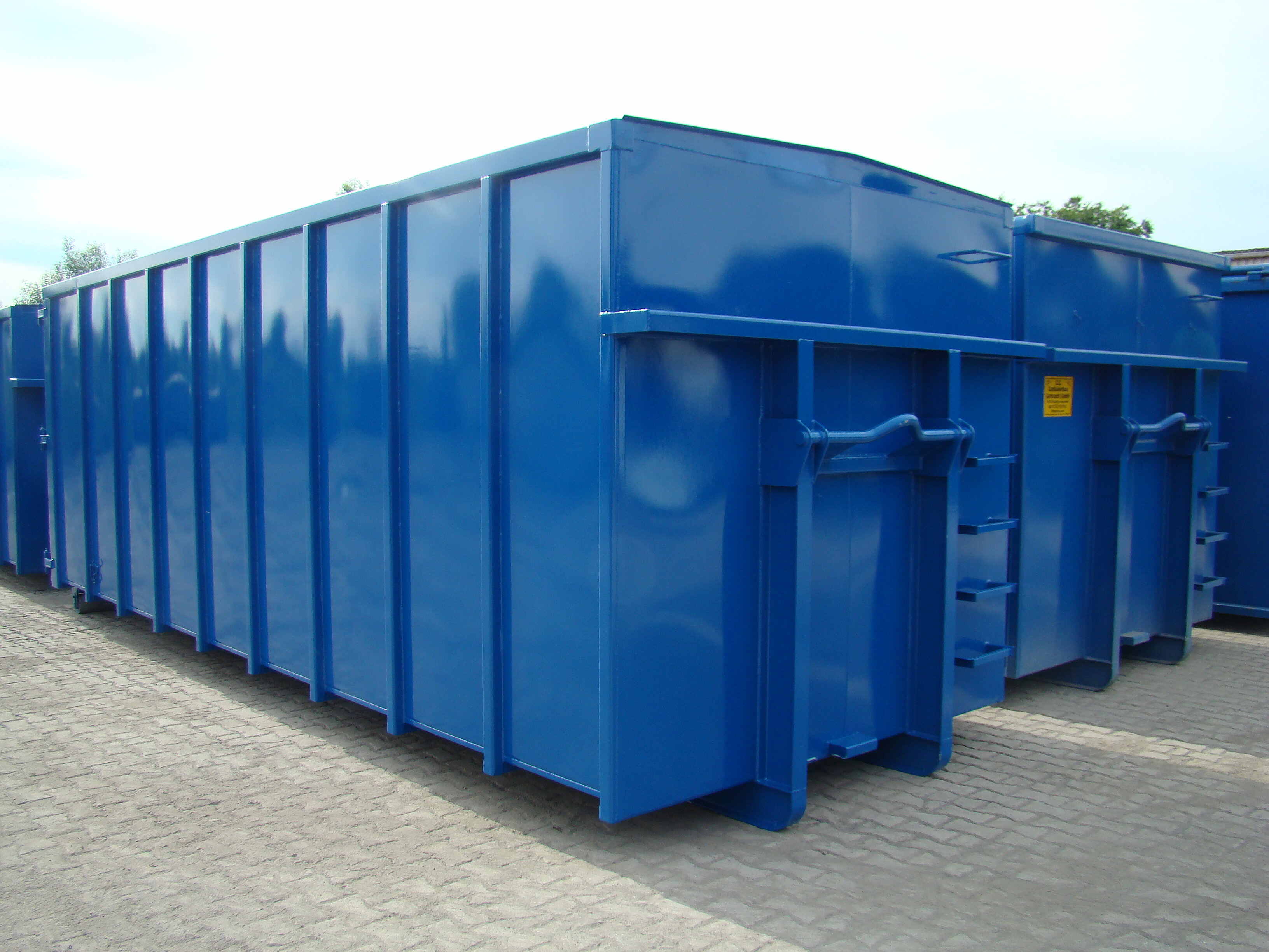 Container nach DIN 30722 mit festem Giebeldach