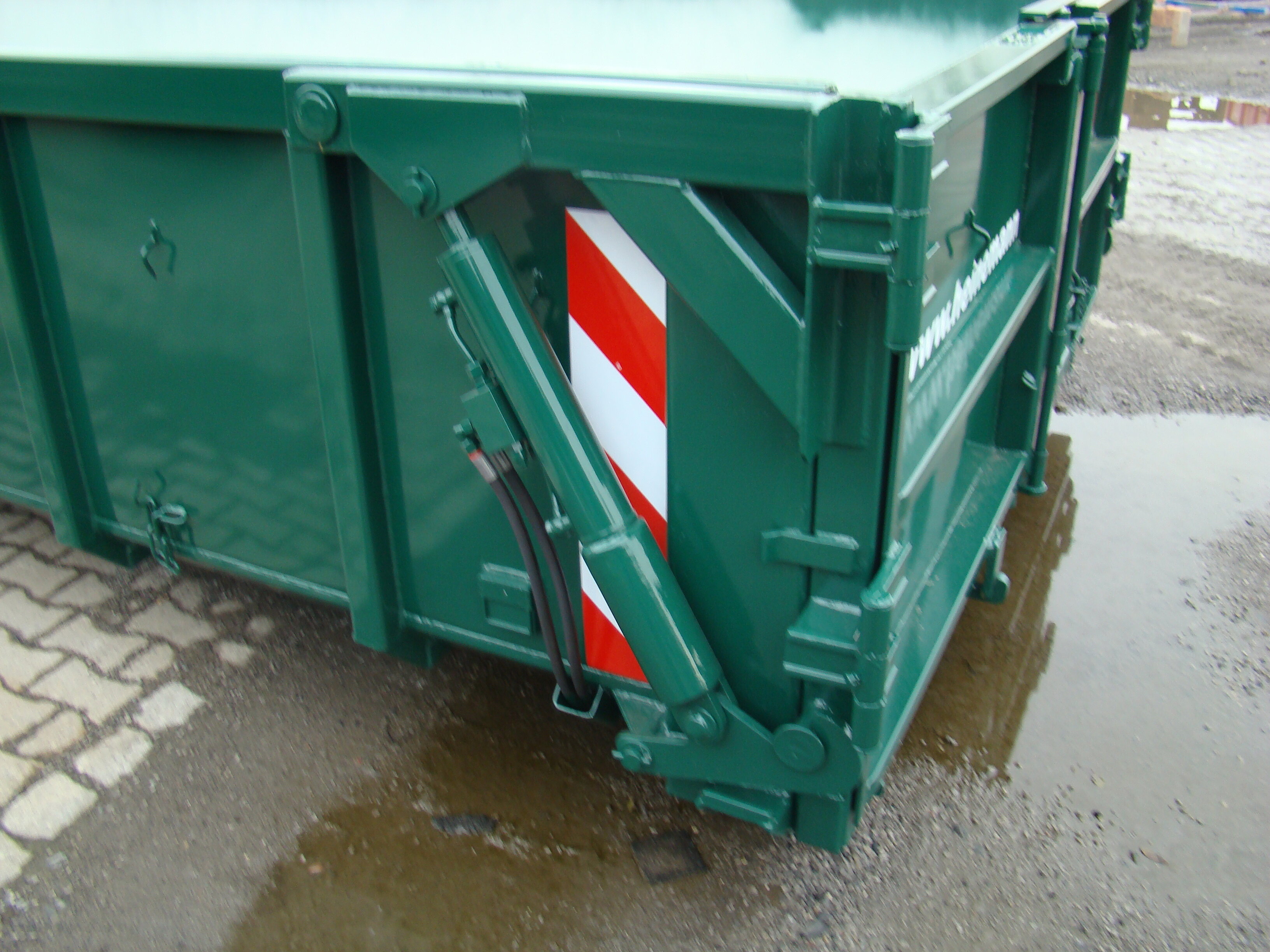 Container mit hydraulischer Heckklappe