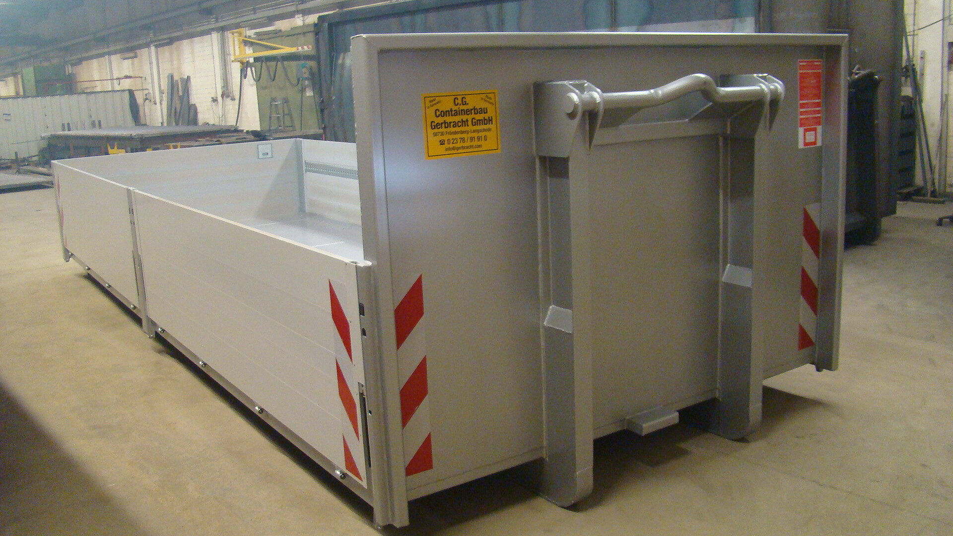 Container mit Stahl- oder Alubordwänden