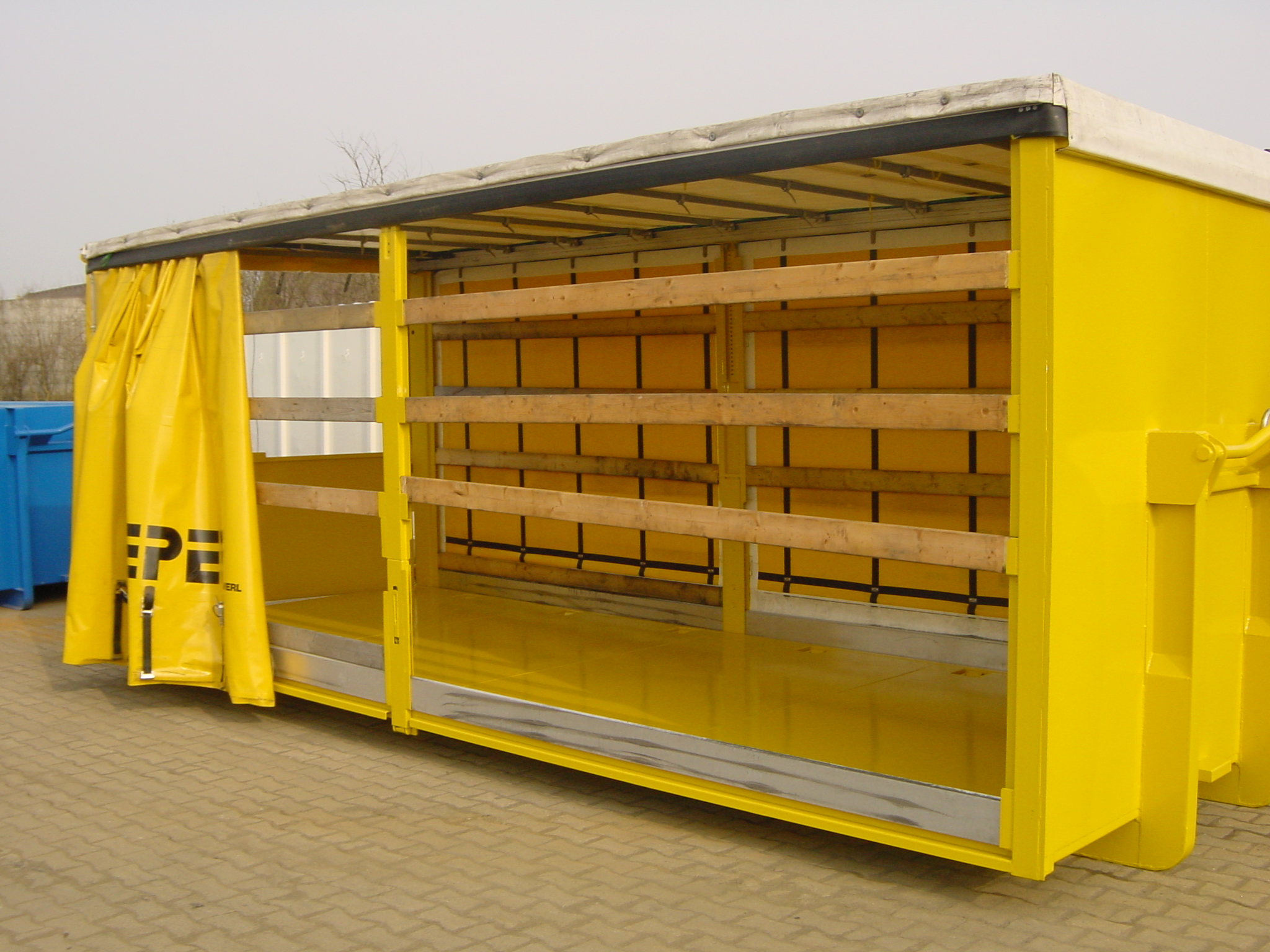 Abrollplattform mit seitlicher Plane (Curtainsider)