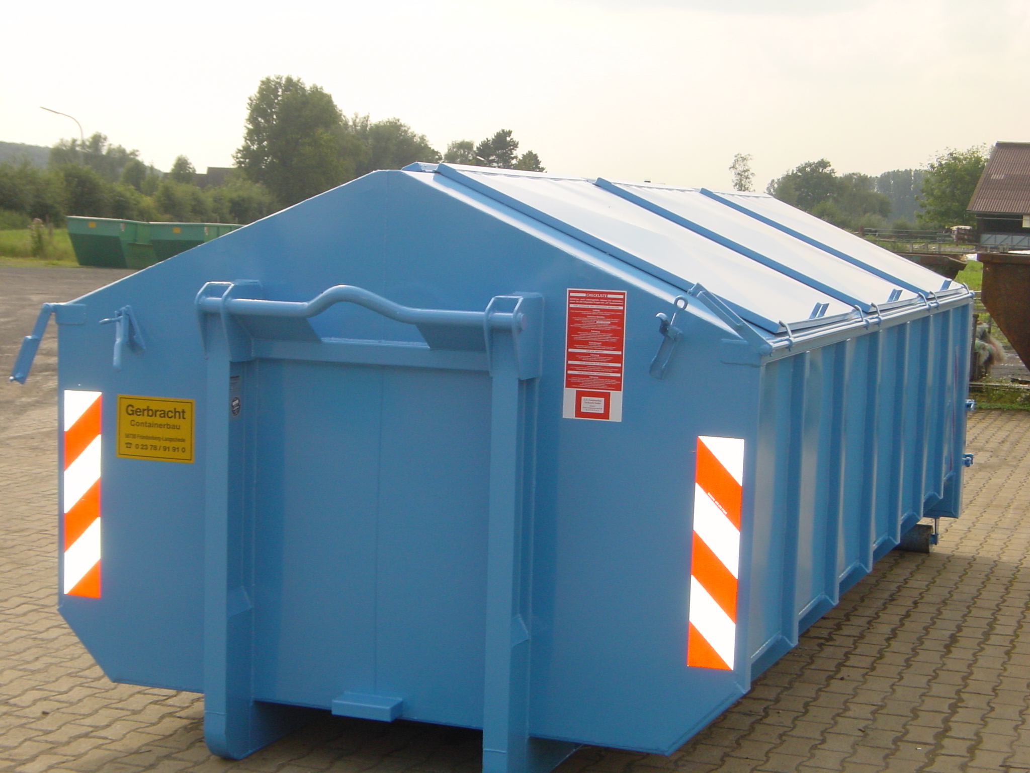 Hausmüllcontainer mit gasdruckfederentlasteten Deckeln